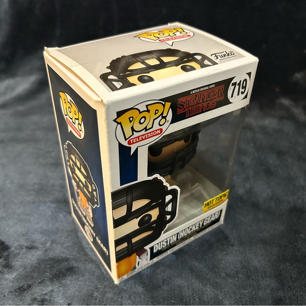 Funko Pop! - Stranger Things 719 - Dustin (Hockey Gear) - Hot Topic Exclusive - Picture 4 of 8